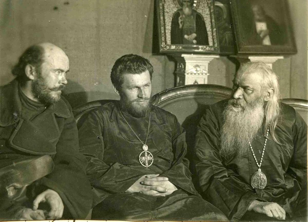 Владимир Красницкий, Пётр Блинов, Антонин (Грановский) в кулуарах собора за_беседой. Фото: википедия