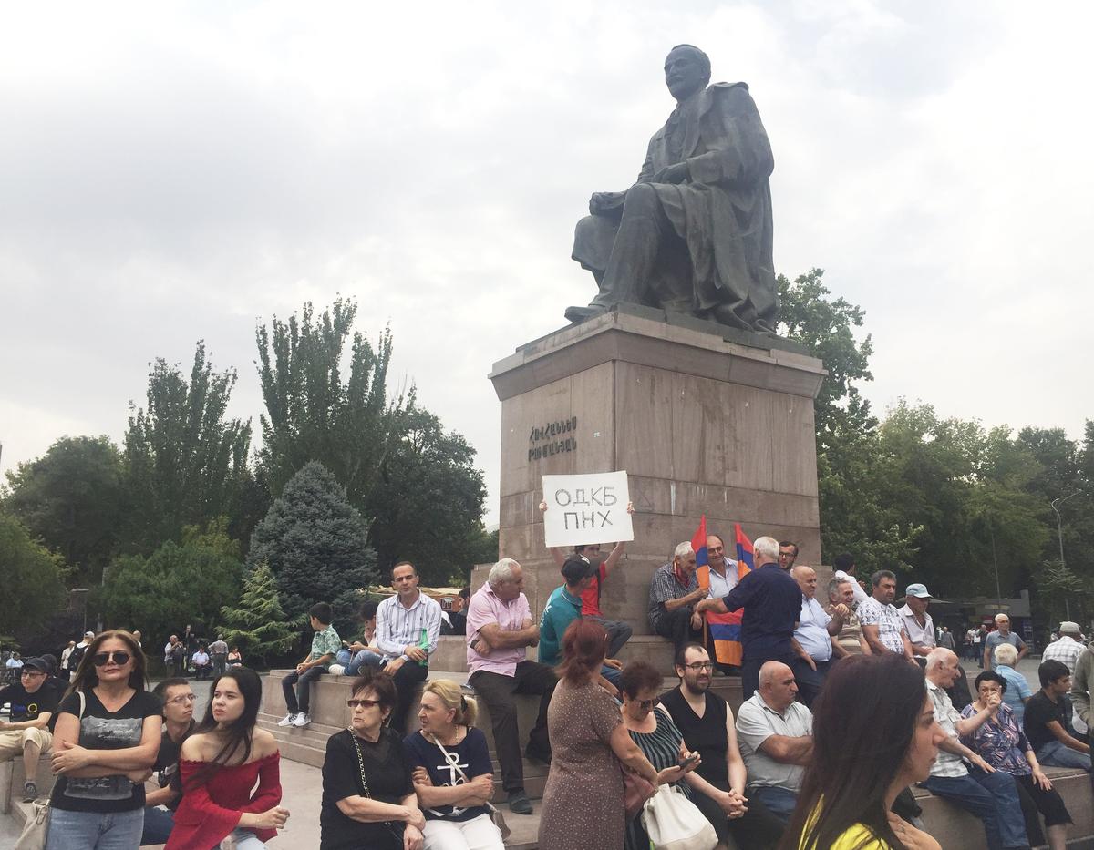 Митинг сторонников выхода из ОДКБ в Ереване. Фото: Оксана Мисирова / «Новая газета»