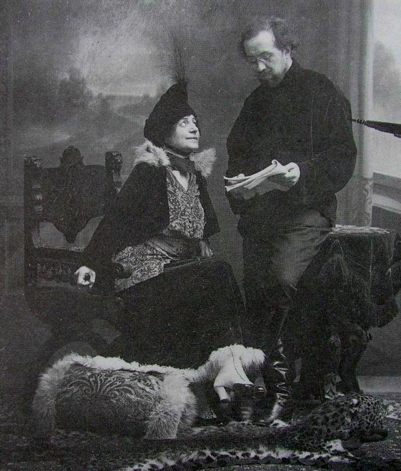 Михаил Арцыбашев читает свою пьесу актрисе Лидии Яворской. 1915 год