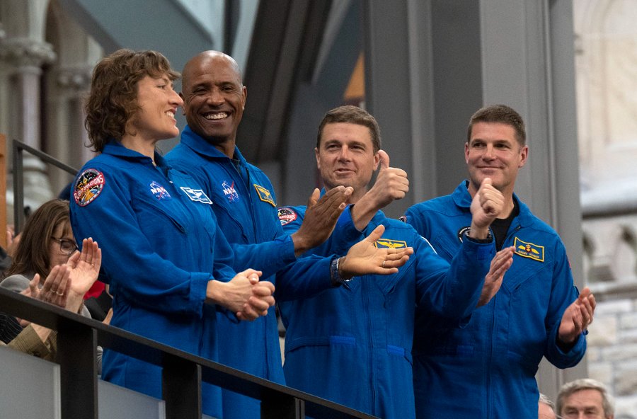 Экипаж «Артемиды II» (слева направо), астронавты Кристина Кох, Виктор Гловер, Рейд Уайзман и Джереми Хансен. Они будут первыми, кто полетит на капсуле НАСА «Орион». Фото: AP/TASS