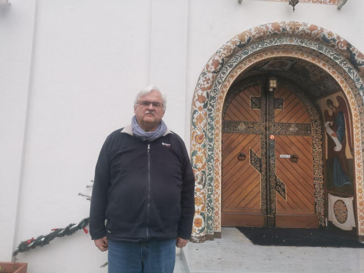 Николай Лопухин возле Успенского храма. Фото: Юрий Сафронов / «Новая газета»