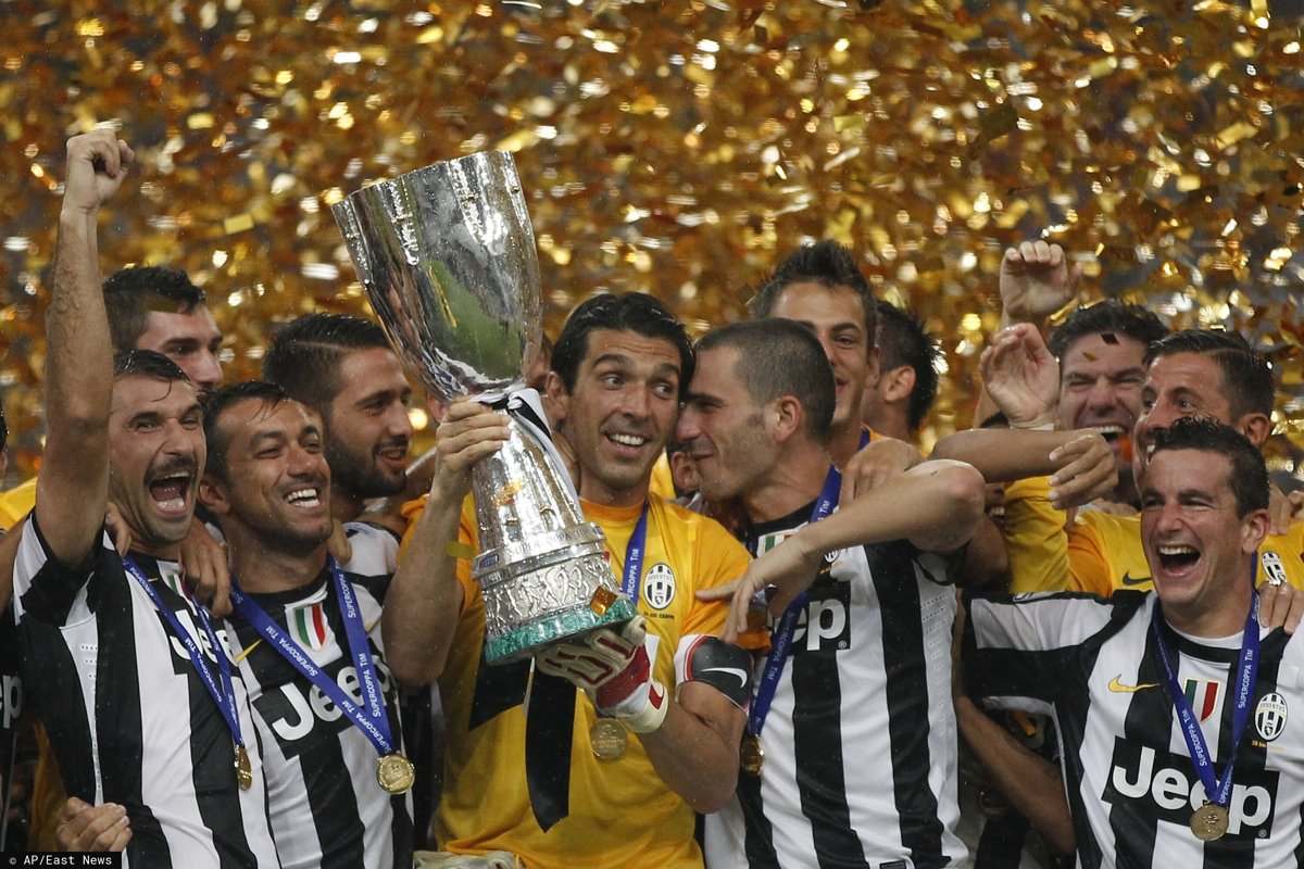 Капитан «Ювентуса» Джанлуиджи Буффон держит Суперкубок Италии, 11 августа 2012 г. Фото: AP / East News