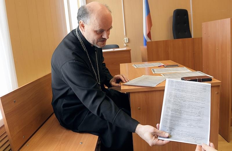 Священник Иоанн Бурдин в суде. Фото: Дмитрий Лебедев / Коммерсантъ