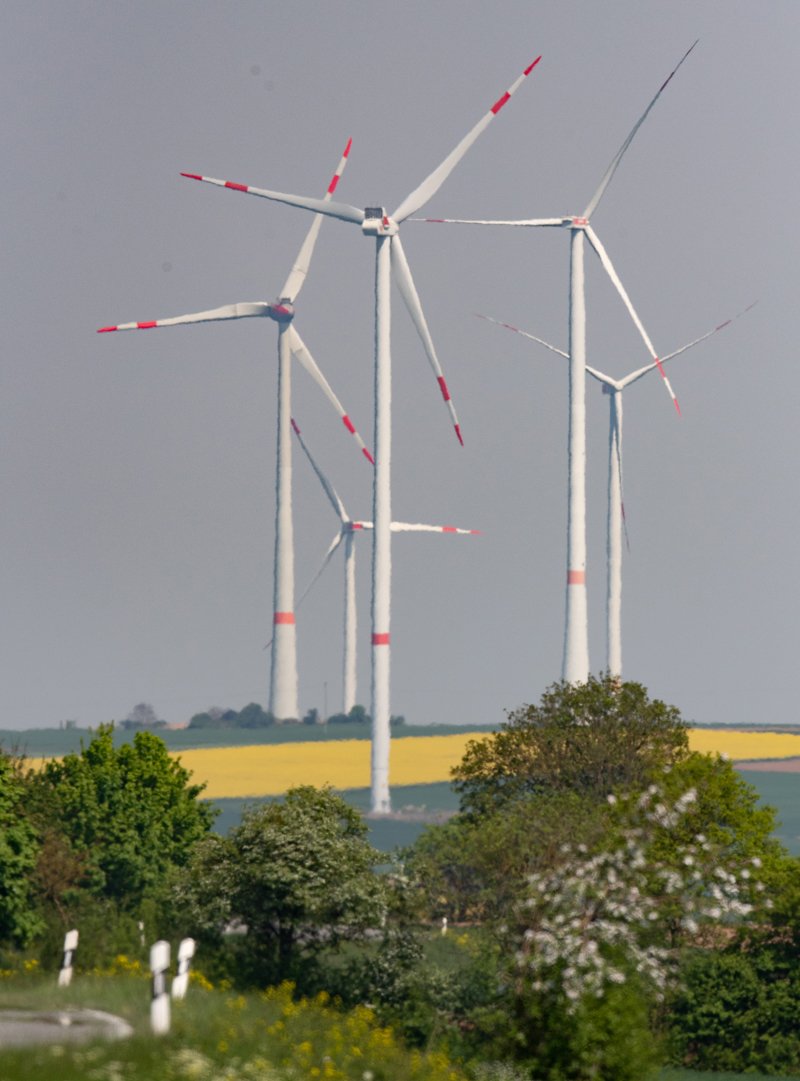 Větrné turbíny instalované podél dálnice A63 v jihozápadním Německu.  Foto: Dpa / picture-aliance