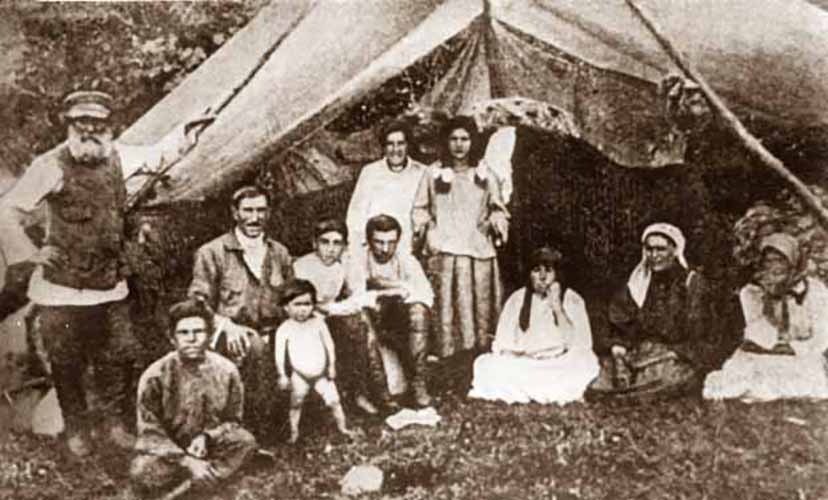 Ruští cikáni ve stanu.  Začátek XX století.  Foto: Nadace pro romskou historii a kulturu Nikolaje Bessonova